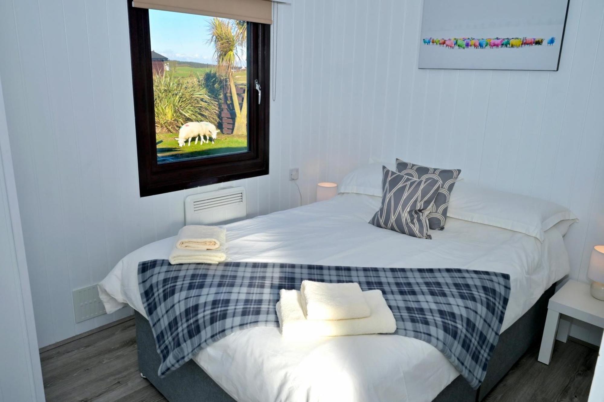 Lodge Cabin With Fabulous Views - Farm Holiday สแตรนราร์ ภายนอก รูปภาพ